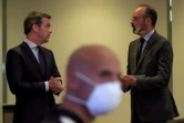Le Premier ministre français Edouard Philippe (droite) discute avec le ministre de la Santé Olivier Veran le 25 mai 2020 à Paris au début du "Segur" de la santé