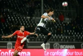 Le défenseur angevin Mateo Pavlovic domine l'attaquant caennais Enzo Crivelli, lors du dernier match disputé à Angers, le 1er décembre 2018