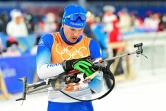 Le Français Emilien Jacquelin recharge sa carabine sur le pas de tir, lors du relais mixte aux Jeux olympiques de Pékin, le 5 février 2022 au stade de ski de ski de fond de Zhangjiakou