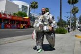 Le militant écologiste Rob Greenfield  porte les déchets qu'il a produits pendant trente jours, dans les rues de Beverly Hills, le 16 mai 2022 en Californie
