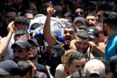Des personnes portent le corps de Khaïri Chahine, l'un des deux Palestiniens tués par les forces israéliennes lors d'un raid militaire, lors de leurs funérailles à Naplouse, en Cisjordanie occupée, le 7 juillet 2023