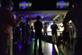 Des spectateurs assistent à un concert d'un groupe de chanteuses idoles, des fillettes qui se produisent sur scène dans un club à Tokyo, le 29 juillet 2017