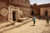 Des enfants jouent dans la ville médiévale de Oualata, le 4 avril 2025, en Mauritanie