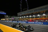 La Mercedes du Britannique Lewis Hamilton passe devant les stands pendant le GP de Singapour sur le circuit de Marina Bay, dimanche 17 septembre 2023.
