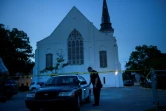 La police monte la garde, le 20 juin 2015, devant l'Emanuel African Methodist Episcopal Church à Chaleston en Caroline du Sud où a été perpétré le massacre 