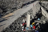 Des Palestiniens tentent de récupérer des effets personnels dans les ruines d'une maison frappée par des bombardements israéliens nocturnes à Rafah, dans le sud de la bande de Gaza, le 20 avril 2024

