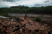 "Tout tremblait. J'ai vu des arbres énormes et des gens disparaitre sous la boue", raconte Emerson dos Santos, un sinistré de 30 ans, assis sur les décombres de sa maison familiale.