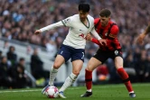 Le Coréen Son Heung-min des Tottenham Hotspur lutte contre l'Ecossais Chris Mepham de Bournemouth dans le stade de Tottenham à Londres le 15 avril 2023 
