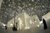 Personnes visitant le Louvre Abu Dhabi lors d'une visite organisée pour les médias le 6 novembre 2017
