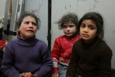 Des enfants pleurent dans un hôpital de fortune dans la localité de Douma, après des raids aériens du régime sur la Ghouta orientale près de Damas, le 19 février 2018 