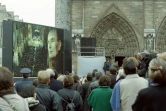 Le 11 janvier 1996 sur le parvis de Notre-Dame, un écran géant retransmet la cérémonie d'hommage au président François Mitterrand qui se tient dans la cathédrale