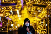 Une passante dans les rues illuminées de Moscou, en Russie, le 15 décembre 2020