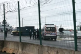 Des policiers au port de Dunkerque après le décès de quatre migrants dans le naufrage d'un bateau en route vers les côtes anglaises, le 27 octobre 2020 