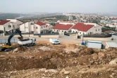 Des travailleurs palestiniens sur le chantier de construction d'un nouveau projet de logement dans la colonie israélienne d'Ariel près de la ville de Naplouse, en Cisjordanie, le 25 janvier 2017