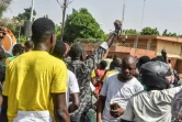 Des manifestants devant l'ambassade de France après un rassemblement en soutien aux militaires putschistes au Niger, le 30 juillet 2023 à Niamey