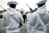 Emmanuel Macron (c) lors d'une cérémonie militaire au  camp de Mourmelon, le 1er mars 2018