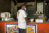 Un Cubain devant une échoppe où une affiche indique que les CUC (pesos convertibles) ne sont plus acceptés, le 4 janvier 2021 à La Havane
