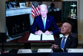Le ministre de la Sécurité intérieure écoute le président américain Joe Biden lors de la signature d'un décrêt protecteur du droit à l'avortement, le 3 août 2022 à la Maison Blanche