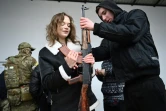 Une civile ukrainienne s'initie au maniement des armes près de Lviv, le 4 mars 2022
