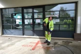 Un employé municipal nettoie des tags anti-musulmans devant le centre culturel islamique Avicenne, le 11 avril 2021 à Rennes