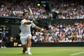 Le Serbe Novak Djokovic en retour de service contre le Polonais Hubert Hurkacz en huitièmes de finale de Wimbledon le 10 juillet 2023 à Londres