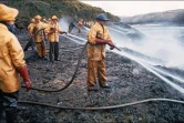 Des équipes de nettoyage luttent contre la pollution qui a frappé le littoral breton à la suite du naufrage du pétrolier Amoco Cadiz face au port de Portsall, dans le Finistère, le 16 mars 1978