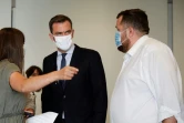 Le ministre français de la Santé Olivier Veran (c) avant de s'adresser à la presse le 17 septembre à Paris