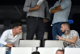 L'attaquant de Marseille Florian Thauvin, blessé, échange avec Dario Benedetto, fraîchement arrivé, lors du match amical contre Naples au Vélodrome, le 4 août 2019