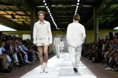 Des mannequins défilent pour la maison Dirk Bikkembergs à Milan le 18 juin 2017