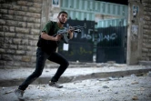 Un rebelle syrien recharge son arme pendant des combats à Alep, en Syrie, le 8 septembre 2012