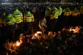 Un cordon de police fait barrage  devant les hommages rendus à Sarah Everard, dans le quatier londonien de Clapham le 13 mars 2021