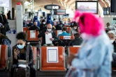 Des voyageurs portant des masques de protection  à l'aéroport de Roissy-Charles-de-Gaulle, le 14 mai 2020