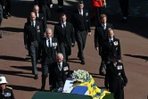 La famille royale suit le cercueil du prince Philip d'Edimbourg lors des funérailles le 17 avril 2021 au château de Windsor, à l'ouest de Londres