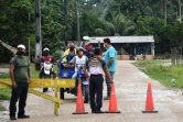 Des gardes de l'ethnie Ticuna surveillent une entrée du village d'Umariaçu, en Amazonie brésiliene, le 19 juin 2020