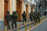 Des forces de sécurité près du palais présidentiel dans le centre de Quito, le 26 juin 2022