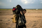 Un garçon qui a fui le dernier réduit du groupe Etat islamique en Syrie arrive, le 6 mars 2019, sur les lignes tenues par une alliance arabo-lurde antijihadistes près de Baghouz