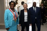 La Première ministre Elisabeth Borne (C) et la maire la maire de Cayenne Sandra Trochimara (G), le 31 décembre 2023 à Cayenne en Guyane 