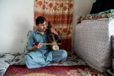Le musicien afghan Wahid Nekzai Logari joue du "sarinda", un instrument local, dans sa maison de Kaboul le 22 juillet 2024