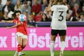 L'Autrichienne Barbara Dunst (g) tire au but contre l'Allemagne en quart de finale de l'Euro, le 21 juillet 2022 à Brentford 