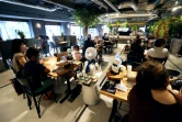 Un robot piloté à distance par des personnes handicapées sert les consommateurs au café Dawn à Tokyo, le 17 août 2021
