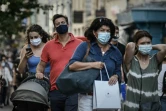 Des passants portant des masques en raison de la pandémie de coronavirus, dans les rues de Bordeaux, en France, le 5 septembre 2020