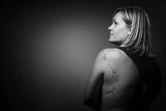 Fanny, qui a perdu son compagnon Olivier lors de l'attaque du Bataclan montre son tatouage, le 28 août 2017 lors d'une session photo à Paris
