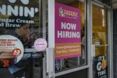Une affiche "On embauche" sur la vitrine d'une boutique, le 8 juillet 2022 à New York