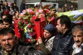 Des Kurdes syriens participent le 3 février 2018 à Afrine, dans le nord de la Syrie, à des funérailles de combattants d'une milice kurde tués dans des combats avec des forces pro-Ankara 