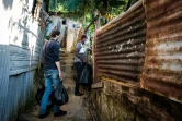 Des bénévoles distribuent des colis alimentaires aux familles les plus en difficulté, dans un quartier défavorisé de Cayenne, en Guyane, le 7 juillet 2020