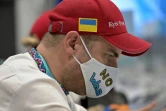 Un journaliste travaillant pour un média ukrainien porte un masque avec les mots "non à la guerre" avant la cérémonie d'ouverture des Jeux paralympiques d'hiver de Pékin 2022, à Pékin, le 4 mars 2022