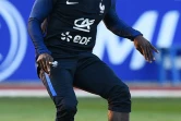 Le milieu des Bleus Ngolo Kanté passe le ballon lors d'une séance d'entraînement, le 22 mars 2016 à Clairefontaine