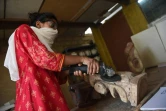 Hadiqa Asif, étudiante pakistanaise de la faculté des Arts visuels de l'Université de Karachi à l'oeuvre, le 13 mai 2016