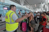 Un représentant du gouvernement britannique informùe les clients de Thomas Cook à l'aéroport Enfidha, près de Tunis