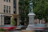 La statue en bronze d'un soldat confédéré,  monument rendant hommage à la mémoire des soldats confédérés tués pendant la guerre de Sécession, à Alexandrie, en Virginie, le 14 août 2017